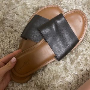 Universal Thread Sandal